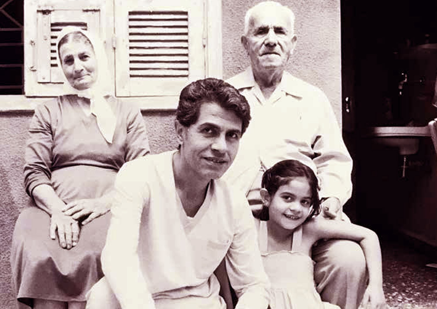 مع والده ووالدته وابنته في فترات تألق حضوره ككاتب مسرحي