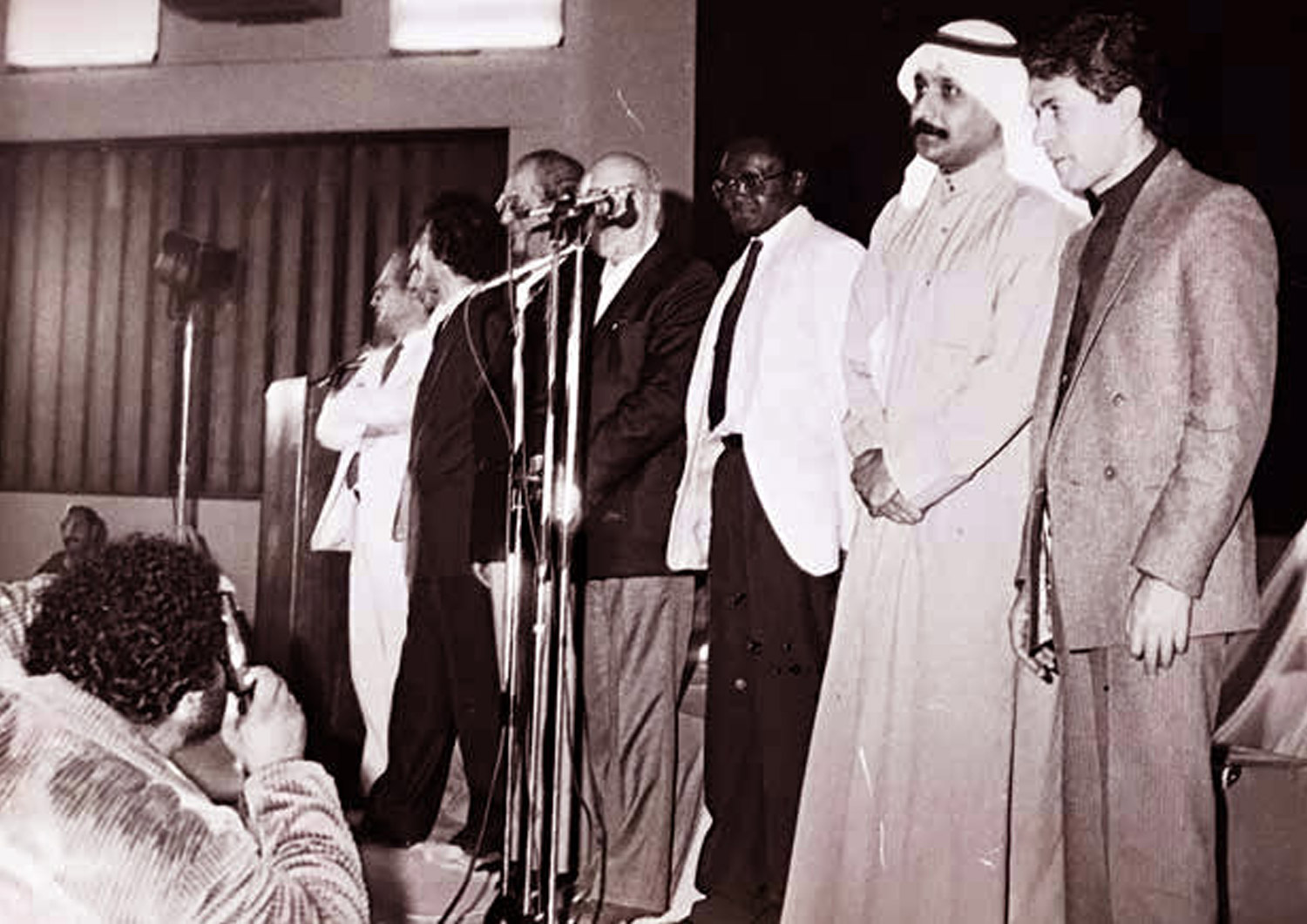 سعدالله الأول من اليمين مع قامات مسرحية عربية في أحد مهرجانات المسرح العربي